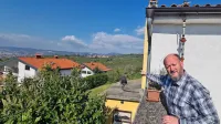 Domačin Igor  Kobal kaže proti območju Plavskega potoka,  kjer so 
v globini minirali ob gradnji predora.