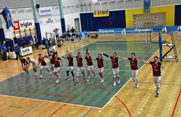 Tako so se odbojkarji Alpacema na čelu s kapetanom Dejanom 
Vinčićem (desno)  zahvalili kanalskim navijačem, ki so jih ponesli v 
finale.