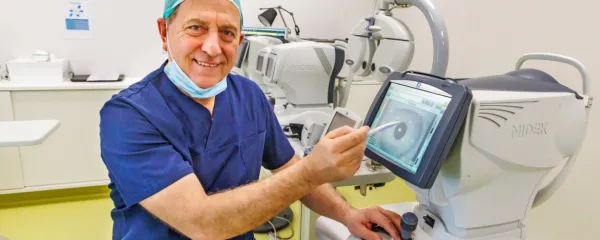 “Letno bi lahko opravili več sto operacij sive mrene, pa jih prek programa zavarovalnice smemo narediti le 162,” pravi pionir 
očesne kirurgije prof. dr. Marko Hawlina. 