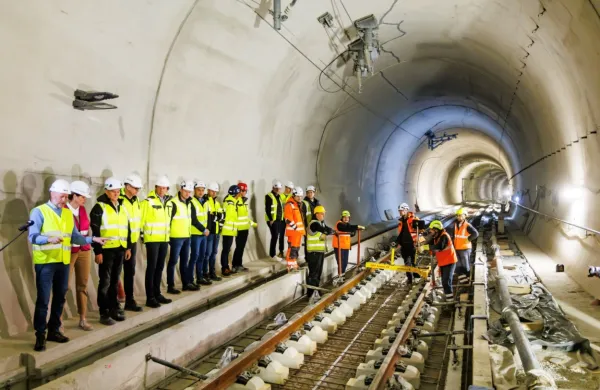 V predoru Dekani polagajo tire na betonsko podlago s hitrostjo 
med 100 in 120 metrov na dan. 