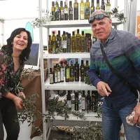 Kjer so oljke in oljčno olje, sta tudi nekdanji izolski župan Danilo 
Markočič in soproga Viljanka Vesel, vodja Poskusnega centra za 
oljkarstvo KGZ Nova Gorica.  