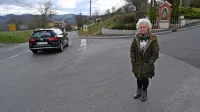 Lidija Počkaj avtobusa v Harijah ne čaka več, ker ji nekateri vozniki 
na širokem križišču nočejo ustaviti. 