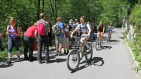 Daleč najbolj popularnemu  pohodništvu po množičnosti sledi 
kolesarjenje. Strokovnjaki menijo, da je laže začeti in vztrajati v 
organiziranih skupinah ali vsaj v družbi.