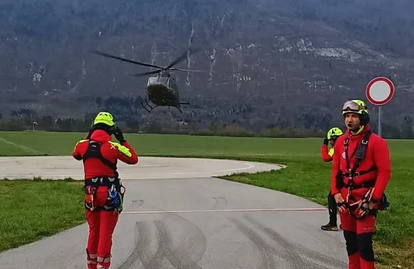 Nemškega najstnika so  v  četrtek zjutraj  s helikopterjem  varno  
pripeljali  v  dolino. 