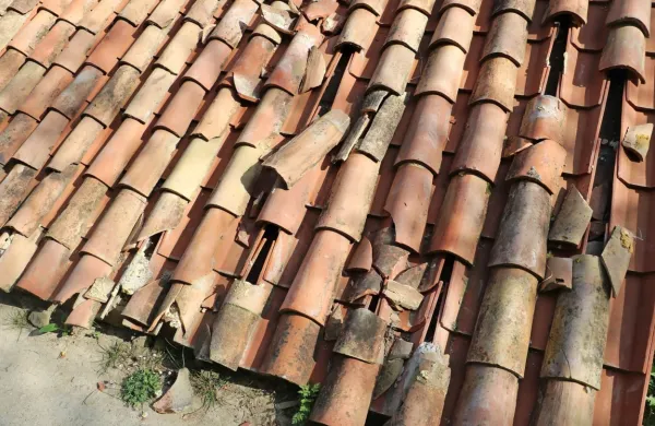 Objestneži so  na strehi poškodovali  več strešnikov, uničili  so jih 
vsaj 70.  