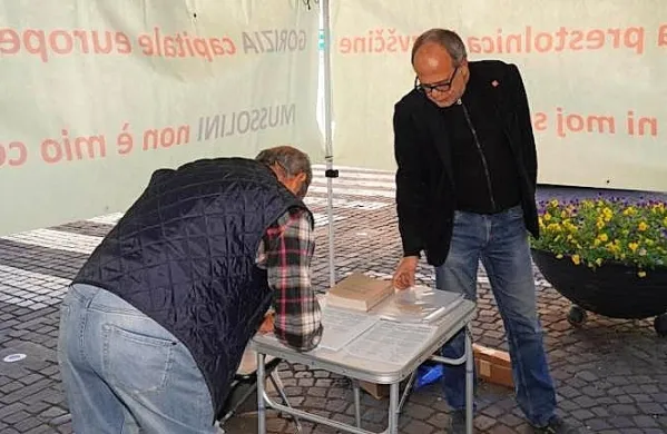 Peticijo za odvzem častnega me&scaron;čanstva Mussoliniju podpisalo že tisoč ljudi