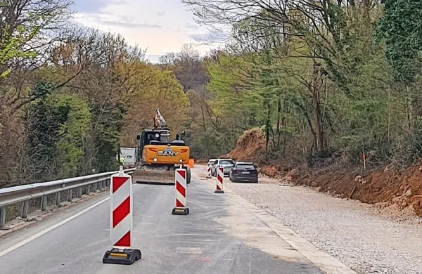 Obnavljajo odsek ceste &Scaron;marje-Puče