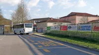 Zaradi spora  med občino in nogometnim klubom se lahko zgodi, 
da bodo Vipavci 1. maja ostali brez avtobusnega postajališča. 