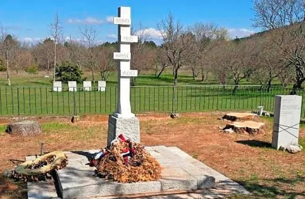 

Kamnitega je začasno zamenjal leseni spomenik