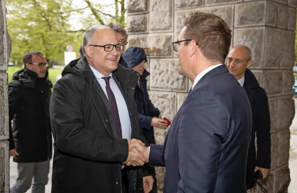Danes sta se na Mestni občini Nova Gorica mudila župan Rima 
Roberto Gaultieri in italijanski veleposlanik v Sloveniji Giuseppe 
Cavagno.