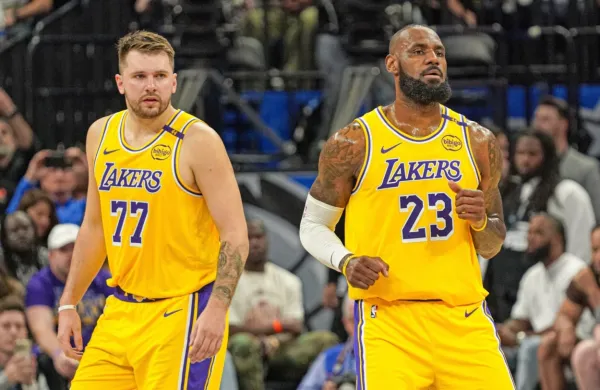 Luka Dončić (levo), ki  je na 50 tekmah rednega dela dosegal v 
povprečju  28,2 točke, in LeBron James bosta aduta  za končnico. 