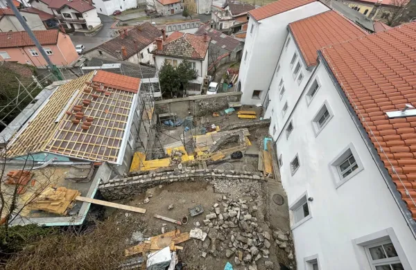 Muzej tovorništva in obrti je nared, prav tako bo kmalu konec del 
v Kotarjevi hiši (levo).