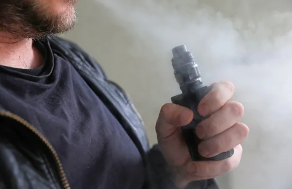 Prihodnji teden, 24. aprila, bo začela veljati zakonodajna prepoved vseh arom, razen tobačnih, v elektronskih cigaretah in 
njihovih polnilih.