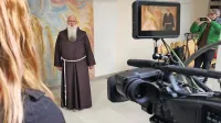 Pater Niko Žvokelj je pomemben sogovornik v dokumentarcu o 
Burbonih.
