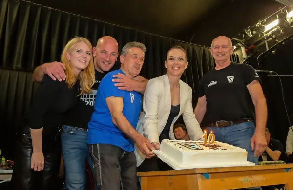 Ožji del organizacijske ekipe odbojkarskega festivala: z leve so 
Lara Jerman, Miha Ferfolja, Stojan Prinčič, Helena Škerjanc in Edo 
Pust.