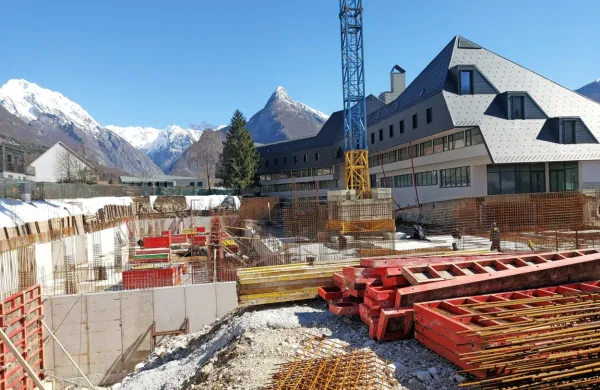 Hotel Kanin obnavljajo ne glede na to, ali gorski center Kanin bo ali 
ne.