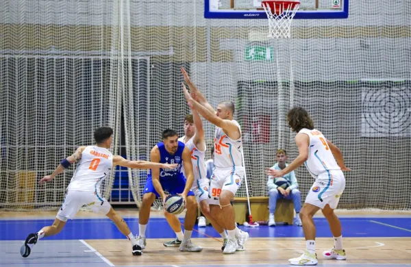 Primorska košarka ohranja najmanj štiri drugoligaše. Portorožani (v beli opravi) so si  priborili obstanek.