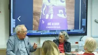 Aleš Berger je v pogovoru z Nevo Zajc o nastanku izbora Noč bliskov - v ozadju prva 
naslovnica z reprodukcijo Perpetuum mobile  - in nadrealistih nedavno spregovoril  
pred študenti Centra za jezika FHŠ UP. 