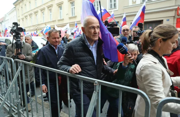 Senat celjskega sodišča je danes predsednika SDS Janeza Janšo in 
soobtožena Branka Kastelica in Klemna Gantarja oprostil očitkov 
za zlorabo položaja pri nepremičninskem poslu v Trenti.