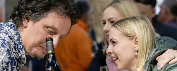 Za stik z vinarjem ter spoznavanje njegovega dela, filozofije ter seveda vin, so 
najboljša priložnost vinski festivali. Na fotografiji  z lanskega izolskega Orange Wine 
Festivala svoje vino predstavlja biodinamični vinar Miha Batič iz Vipavske doline. 