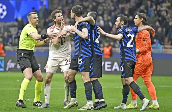 Slavko Vinčić (levo) je imel v četrtfinalnem obračunu Interja (v modro črnih dresih) in Bayerna kar nekaj dela. 