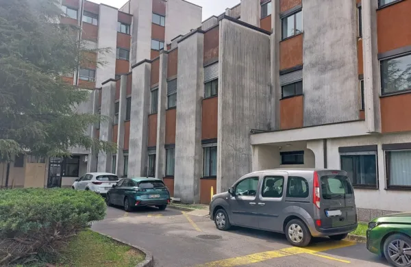 Osumljeni  Hrvat,  doma  iz  bližnjih  Buj,  je  ob pobegu  skozi  okno v 
prvem  nadstropju  skočil  na  službeni  avto  sodišča  in  ga  tudi 
poškodoval. 