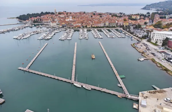 Med  velikonočnimi prazniki bo v Izoli  živahno tudi  zaradi jadralne 
regate Izola Spring Cup in prvega letošnjega Pomola okusov.  