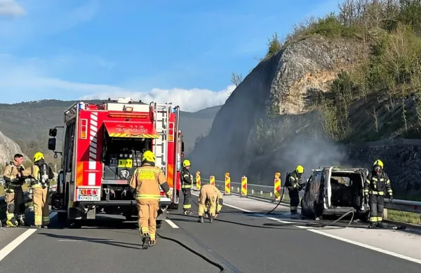 Na primorski avtocesti zagorel avtomobil