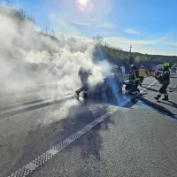 Na primorski avtocesti zagorel avtomobil