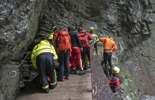 Reševalci GRS Tolmin, gasilci PGD Kobarid in člani Društva za 
reševanje iz vode Slovenije so s pomočjo kajakaša  mladega 
Španca rešili izpod slapa Kozjak in iz naraslega potoka. 