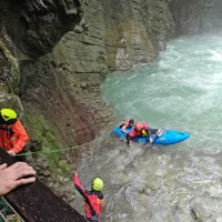 Špancu  je  čez  tolmun  pomagal  domačin  s  kajakom. 