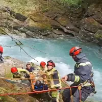 Gasilci  so  avstrijskega  kajakaša  naložili  na nosila in  z  vrvno tehniko  prenesli  po  brežini  do reševalnega  vozila.  