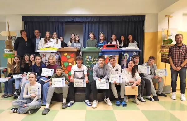 Umetni&scaron;ki zabojniki v Izoli vabijo k ločevanju odpadkov