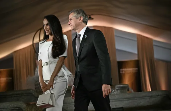 Premier dr. Robert Golob in njegova spremljevalka Tina Gaber zaposlujeta javnost z razmislekom o primernosti 
in upravičenosti bivanja pri strankarskem kolegu Tomažu Subotiću v Kanegri ob zahodni obali Istre.