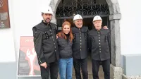 Glavni “igralci abzerji”, sicer vodniki po rudniku - Tomaž Bizjak, 
Veri Krajnik in Jože Pavšič z režiserko Ano Kržišnik Blažica, pred 
Antonijevim rovom.