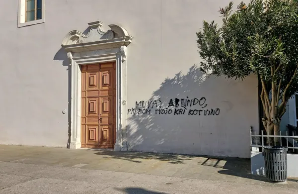 V  roku petih dni je osumljenec dvakrat s črnim sprejem poškodoval fasado dvorane Sv. Frančiška Asiškega na Martinčevem 
trgu.