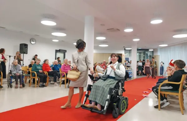 Na rdeči preprogi so pokazali oblačila, na katera jih vežejo posebni spomini