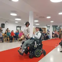 Na rdeči preprogi so pokazali oblačila, na katera jih vežejo posebni spomini
