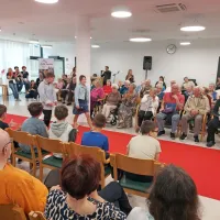 Na rdeči preprogi so pokazali oblačila, na katera jih vežejo posebni spomini