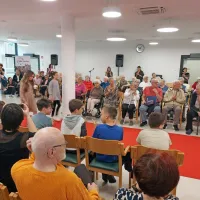 Na rdeči preprogi so pokazali oblačila, na katera jih vežejo posebni spomini