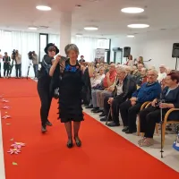 Na rdeči preprogi so pokazali oblačila, na katera jih vežejo posebni spomini