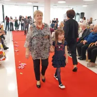 Na rdeči preprogi so pokazali oblačila, na katera jih vežejo posebni spomini