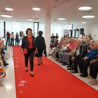 Na rdeči preprogi so pokazali oblačila, na katera jih vežejo posebni spomini