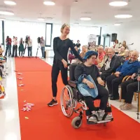 Na rdeči preprogi so pokazali oblačila, na katera jih vežejo posebni spomini
