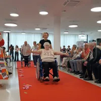 Na rdeči preprogi so pokazali oblačila, na katera jih vežejo posebni spomini