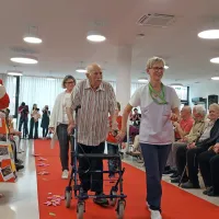 Na rdeči preprogi so pokazali oblačila, na katera jih vežejo posebni spomini