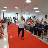 Na rdeči preprogi so pokazali oblačila, na katera jih vežejo posebni spomini