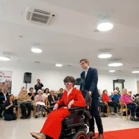 Na rdeči preprogi so pokazali oblačila, na katera jih vežejo posebni spomini