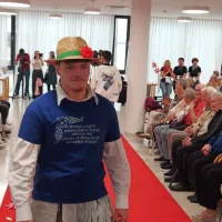 Na rdeči preprogi so pokazali oblačila, na katera jih vežejo posebni spomini