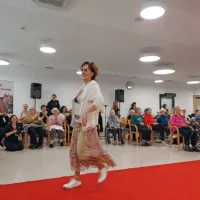 Na rdeči preprogi so pokazali oblačila, na katera jih vežejo posebni spomini
